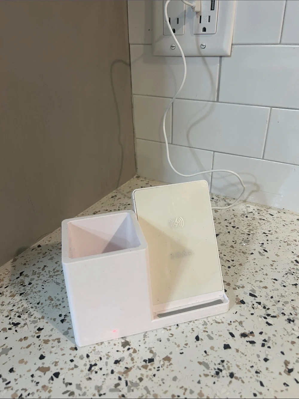 NWOT Soar White Cell Phone Wireless Charging with Stationery Pens Scissor Cup